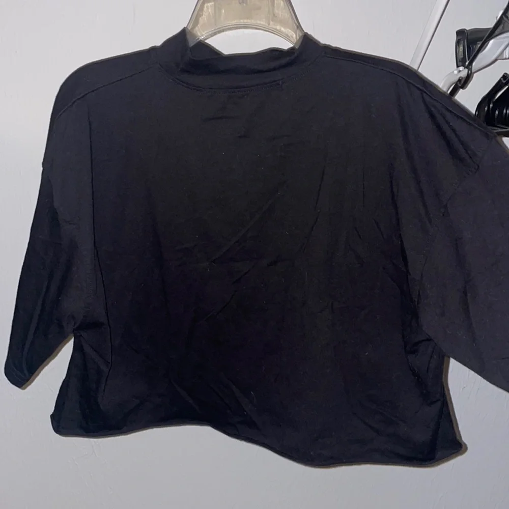 Playboy Loose-fitted Cropped Short Sleeve Shirt - Picture 3 of 3